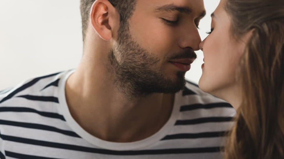 اثرات روحی و روانشناختی بوسیدن همسر
