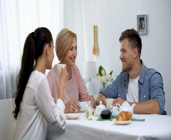8. چگونه با مادر شوهر حرف بزنیم؟ نزدیکی زیاد و دوری زیاد است هر دو اشتباه است