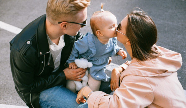 فواید بوسیدن کودک