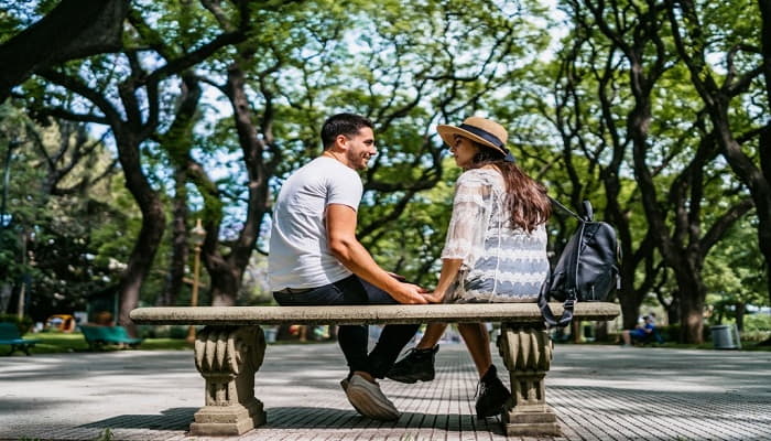 بوسیدن لب دختر توسط
