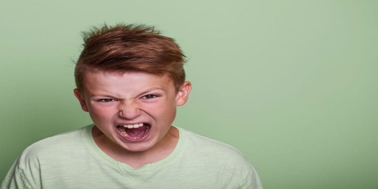 علل پرخاشگری نوجوانان و رفتار صحیح با آنها