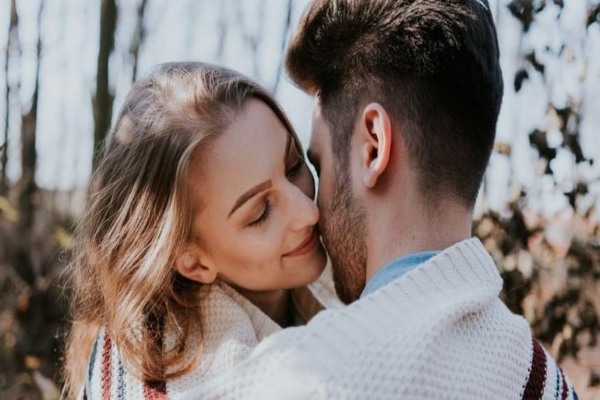 چگونه نامزد خود را ببوسیم