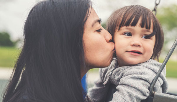 بوسیدن کودک چه فوایدی دارد؟