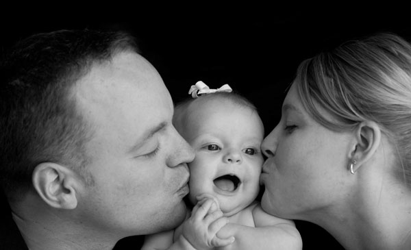 فواید مهم بوسیدن کودک و نوزاد توسط والدین