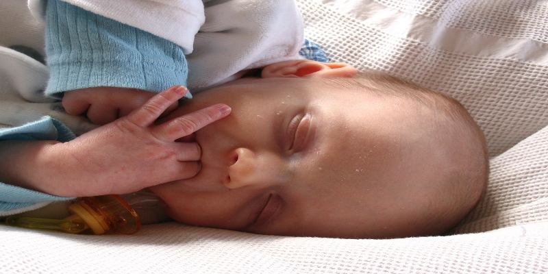 مکیدن انگشت در نوزادان