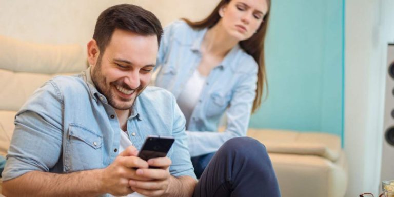 نشانه های حسادت عاشقانه در زنان و راههای رفع آن