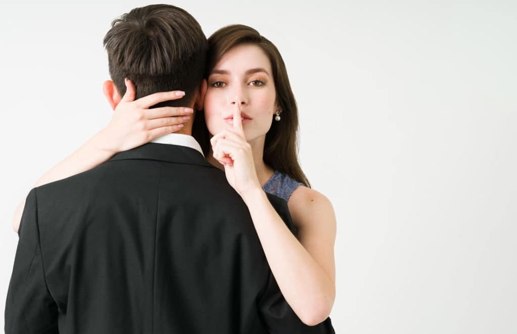 نشانه های خیانت زن و نحوه برخورد با آن